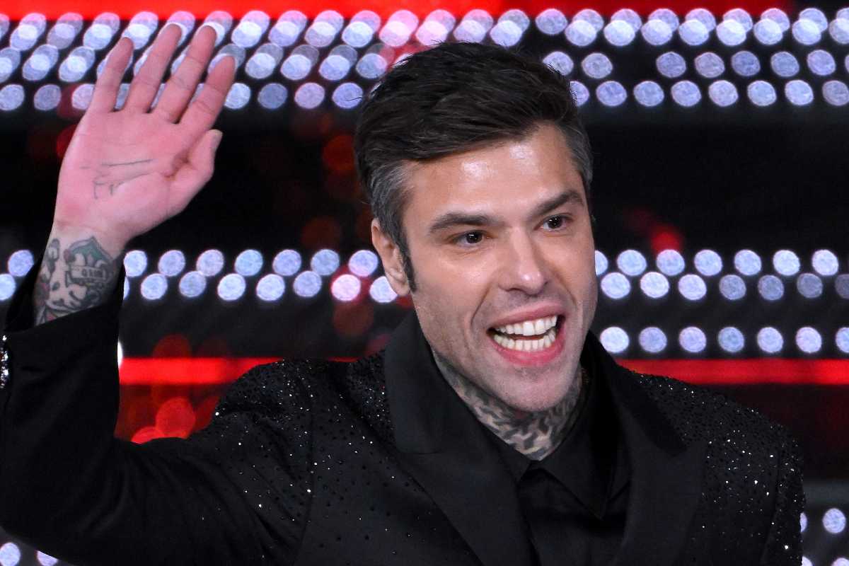 fedez saluta dal palco