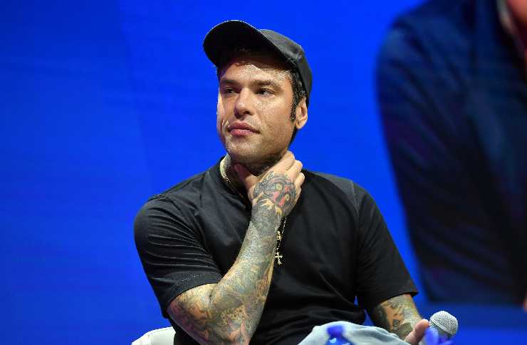 fedez seduto
