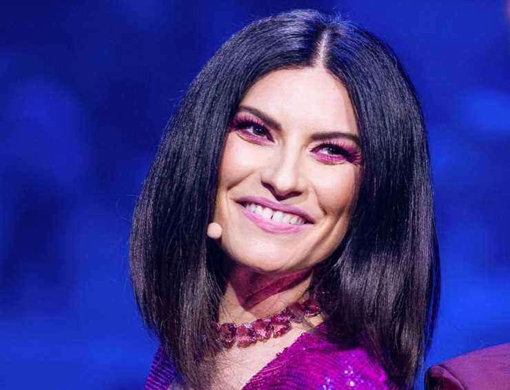 laura pausini sorride